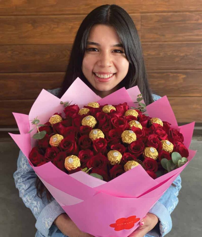 mujer con ramo de rosas rojas y chocolates