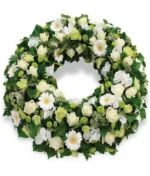 corona de flores blancas