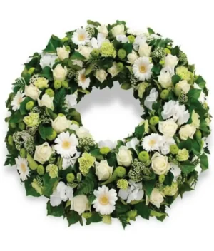 corona de flores blancas
