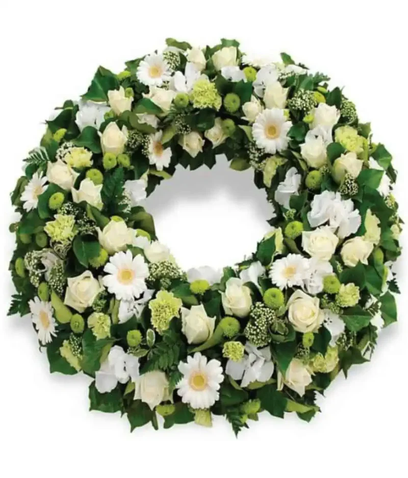 corona de flores blancas