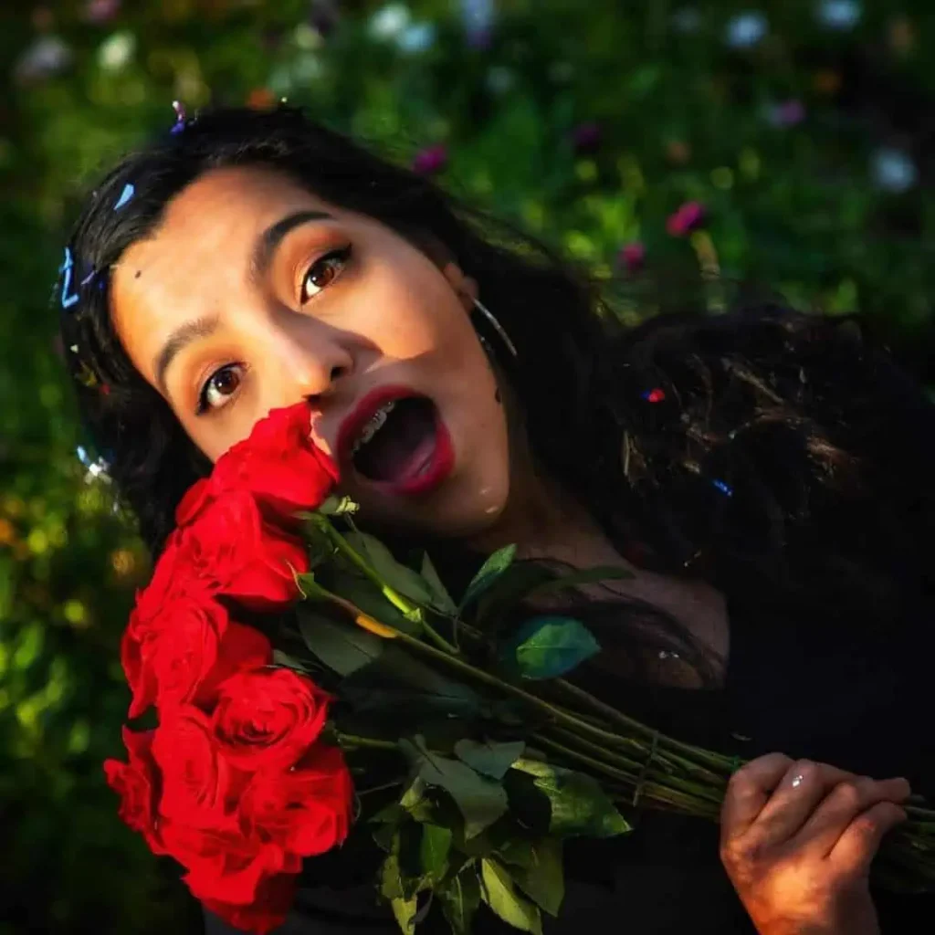 mujer con ramo de rosas rojas