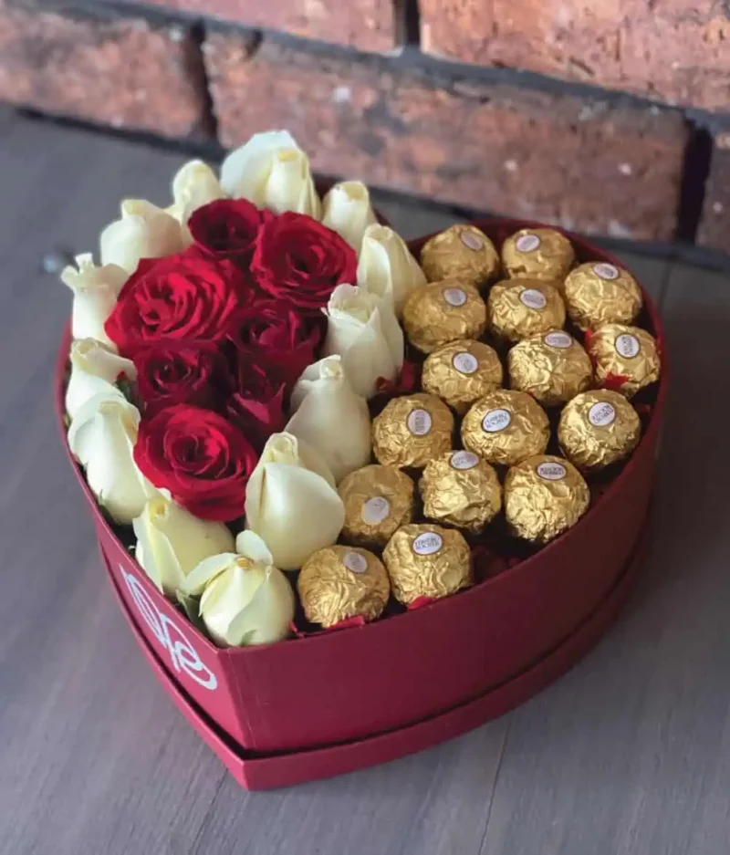 arreglo en forma de corazón de rosas rojas y blancas con ferreros