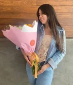 mujer con ramo