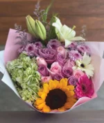 ramo de rosas lilas y rosas