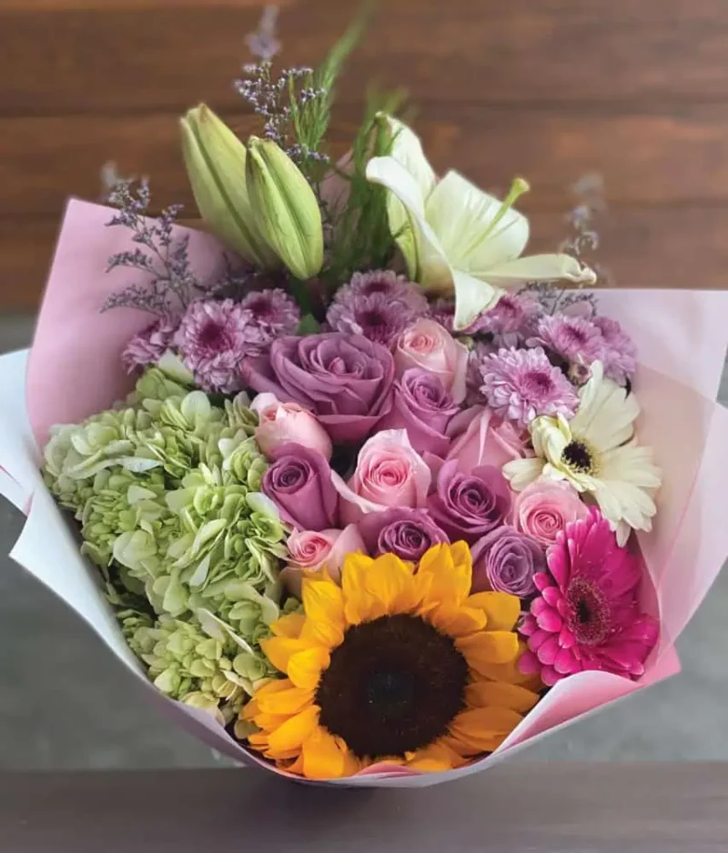 ramo de rosas lilas y rosas
