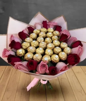 ramo de rosas rojas y rosas con ferreros