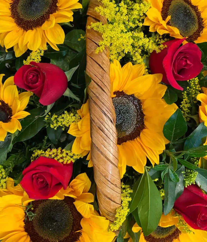 canasta de girasoles