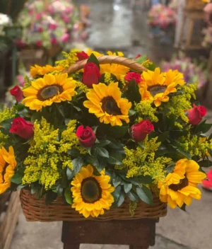 canasta de girasoles