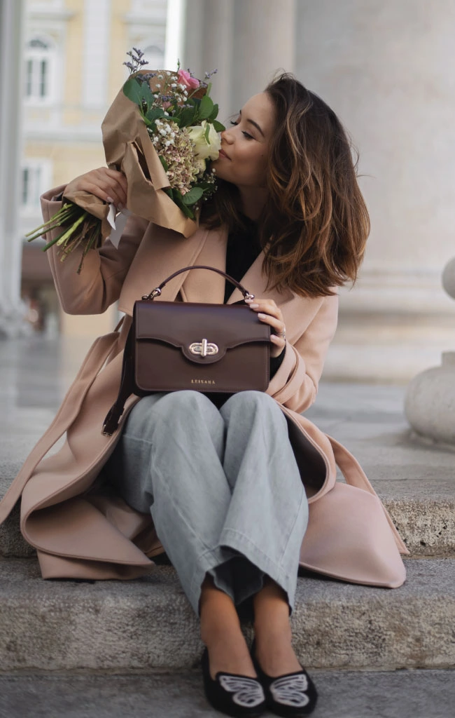 mujer con ramo de flores