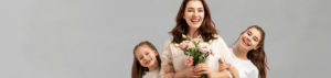 madre con sus hijas y un ramo de flores