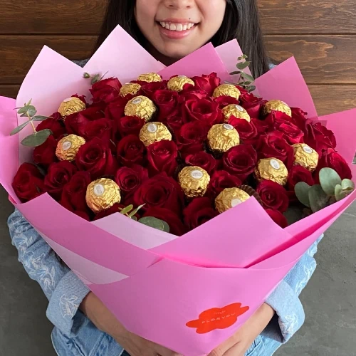 ramo grande de rosas rojas con ferreros