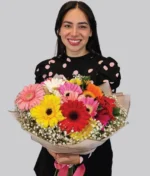 mujer con ramo de flores mixtas