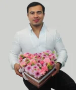 hombre con arreglo en forma de corazón con flores rosas