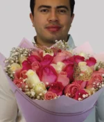 hombre con ramo de rosas y blancas