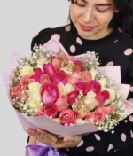 mujer con ramo de rosas y blancas