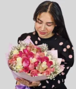 mujer con ramo de rosas y blancas