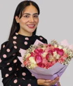 mujer con ramo de rosas y blancas