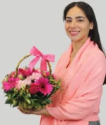 mujer con canasta de flores rosas