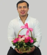 hombre con canasta de flores rosas