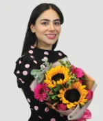 mujer con ramo de girasoles y flores rosas