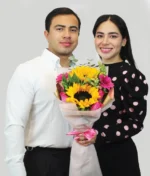 pareja con ramo de girasoles y flores rosas