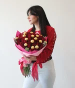 mujer ramo de rosas rojas y ferreros