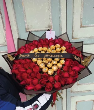 ramo buchón de rosas rojas y ferreros en forma de corazón