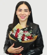 mujer con ramo de rosas rojas