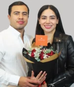 pareja con ramo de rosas rojas