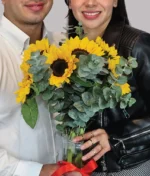 pareja ramo de girasoles