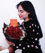 mujer con ramo de rosas rojas