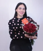 mujer con ramo de rosas rojas