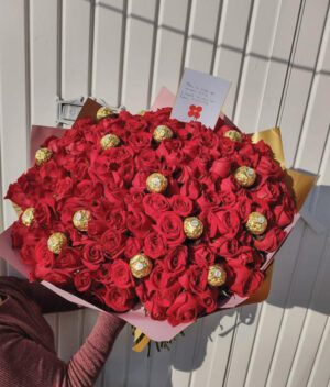 ramo buchón de rosas rojas con ferreros