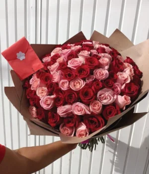 ramo buchón de rosas rojas y rosas