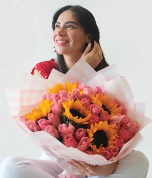 mujer con ramo de girasoles y rosas