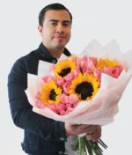 hombre con ramo de girasoles y rosas