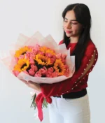 mujer con ramo de girasoles y rosas