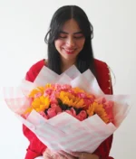 mujer con ramo de girasoles con rosas