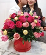 pareja con arreglo de rosas y ferreros