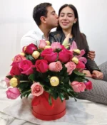 pareja con arreglo de rosas y ferreros