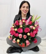 mujer con arreglo de rosas y ferreros