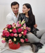 pareja con arreglo de rosas y ferreros