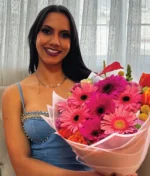 mujer con ramo de flores rosas