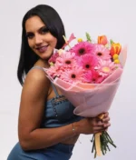 mujer con ramo de flores rosas