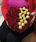 arreglo de corazón con rosas rojas y ferreros