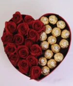 arreglo de corazón con rosas rojas y ferreros