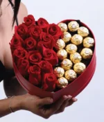 arreglo de corazón con rosas rojas y ferreros