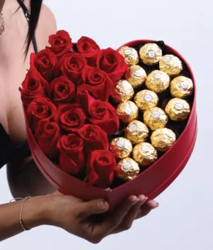 arreglo de corazón con rosas rojas y ferreros