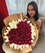 mujer con ramo de rosas rojas y blancas