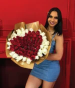 mujer con ramo de rosas rojas y blancas